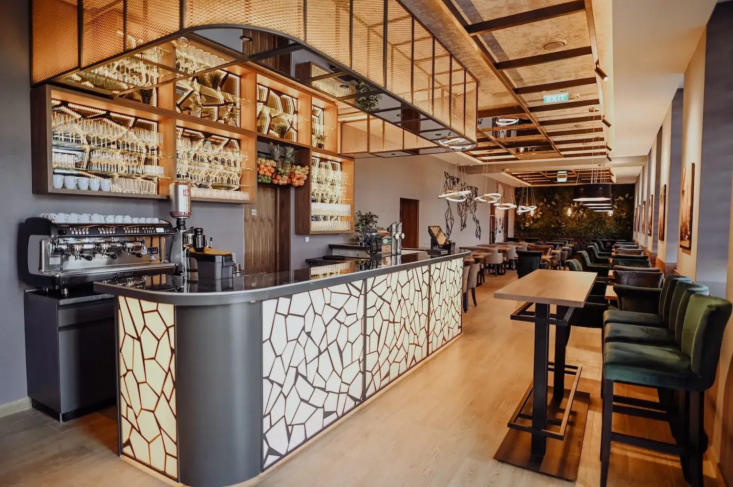 Bar mit Mosaik-Front im Uno Momento 1020 Leopoldstadt