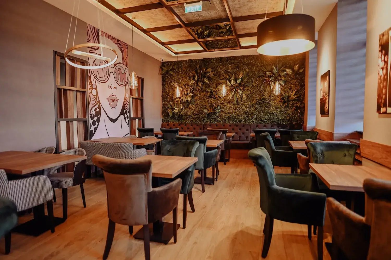 Gastraum mit Wandkunst im Uno Momento 1020 Leopoldstadt