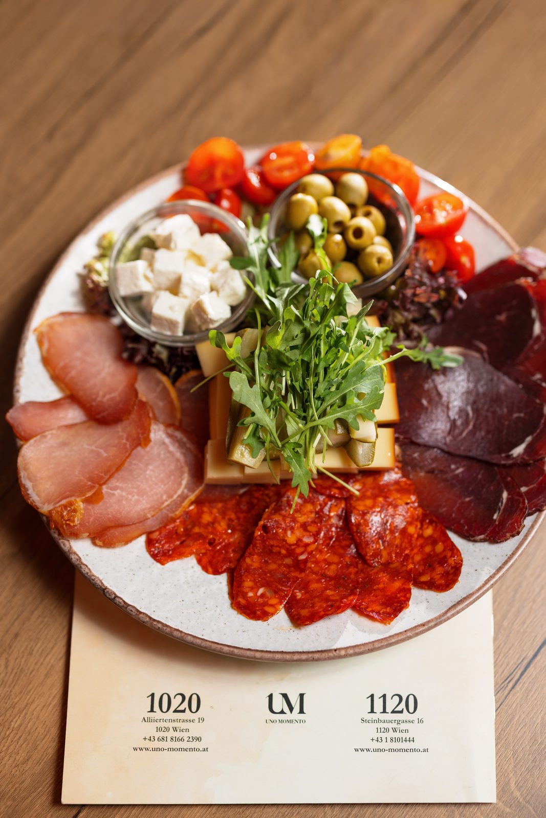 Uno Momento Platte mit Antipasti, Käse und Rohschinken