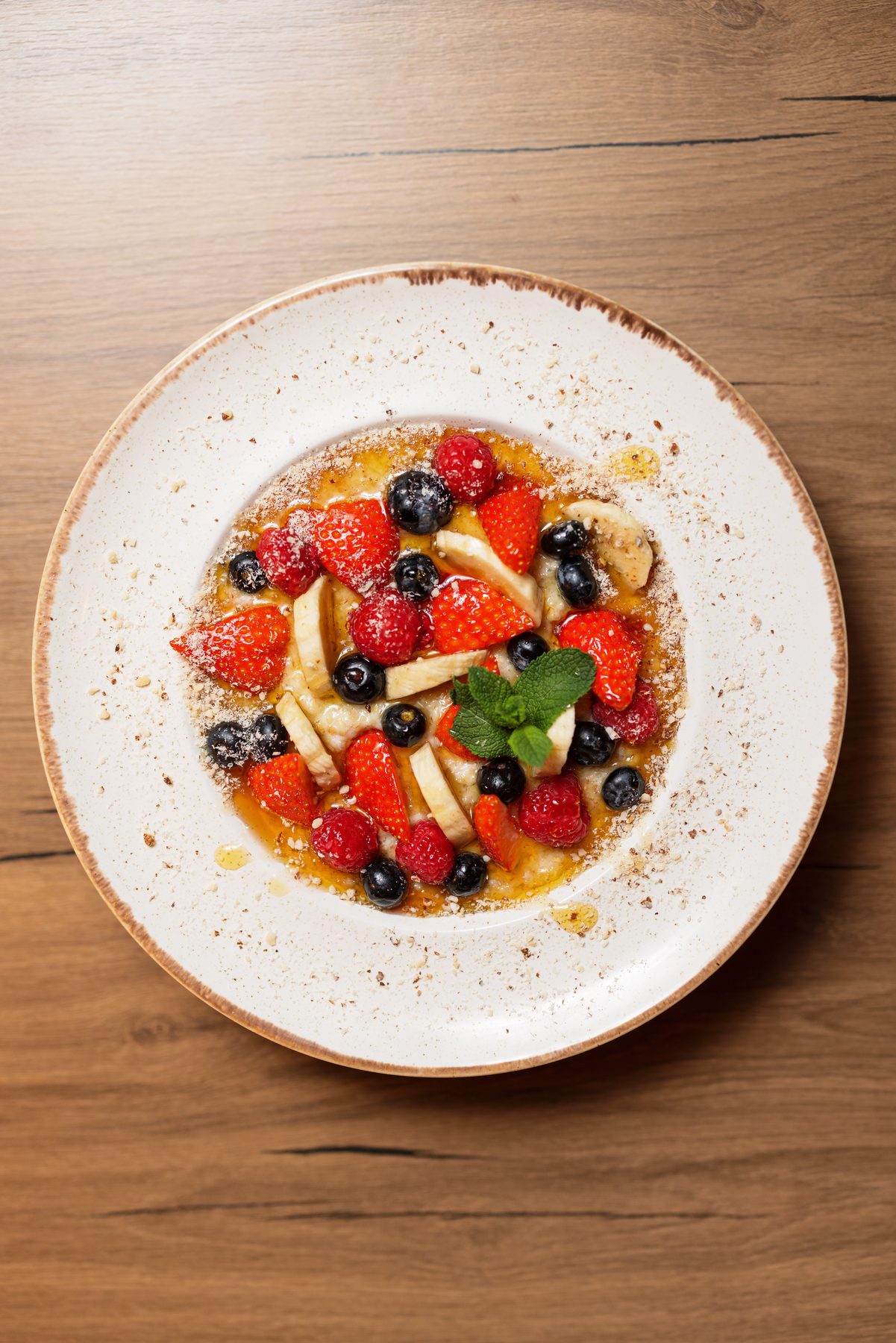 Früchteteller mit Beeren und Banane im Uno Momento