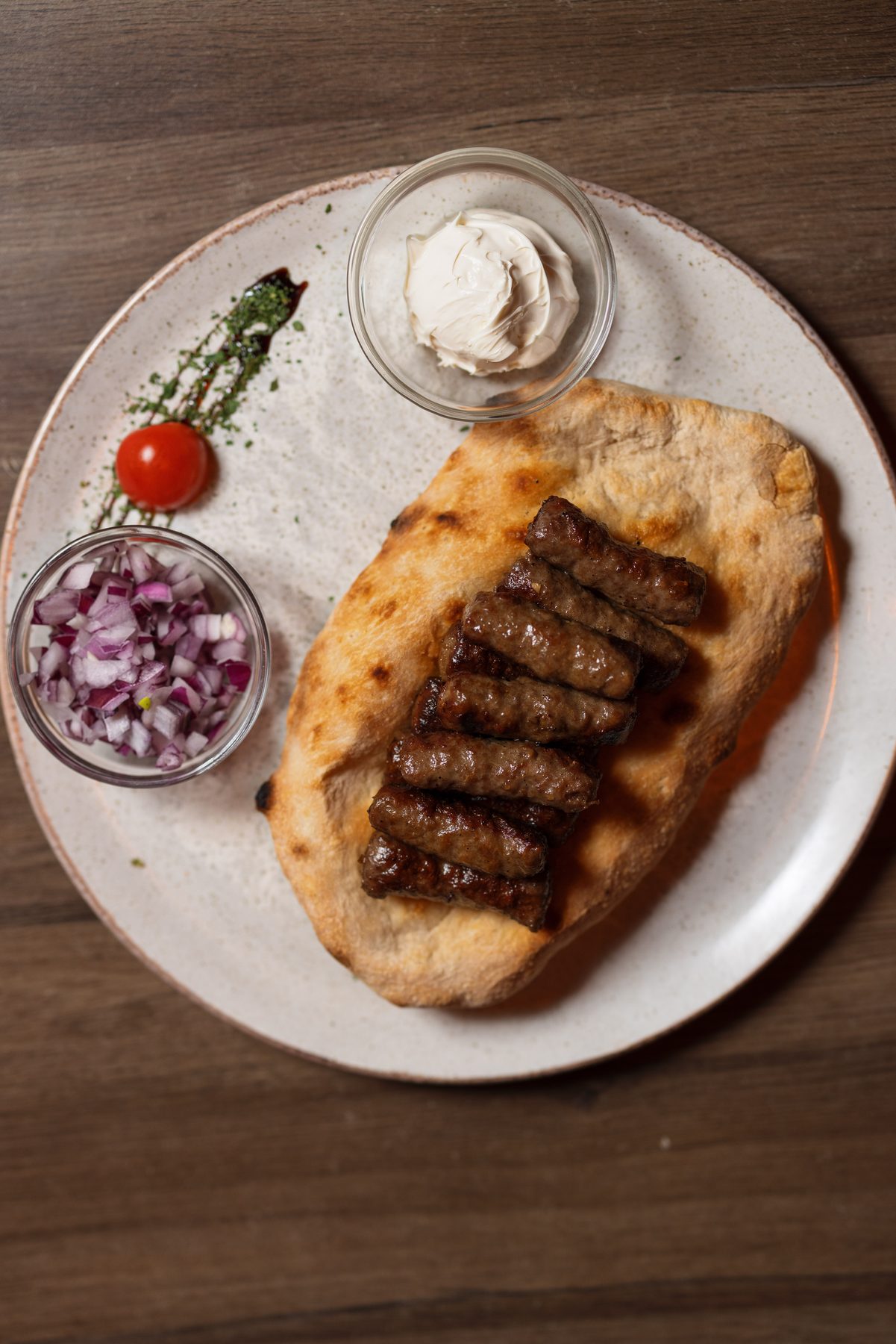 Ćevapi mit Kajmak und hausgemachtem Brot im Uno Momento Wien