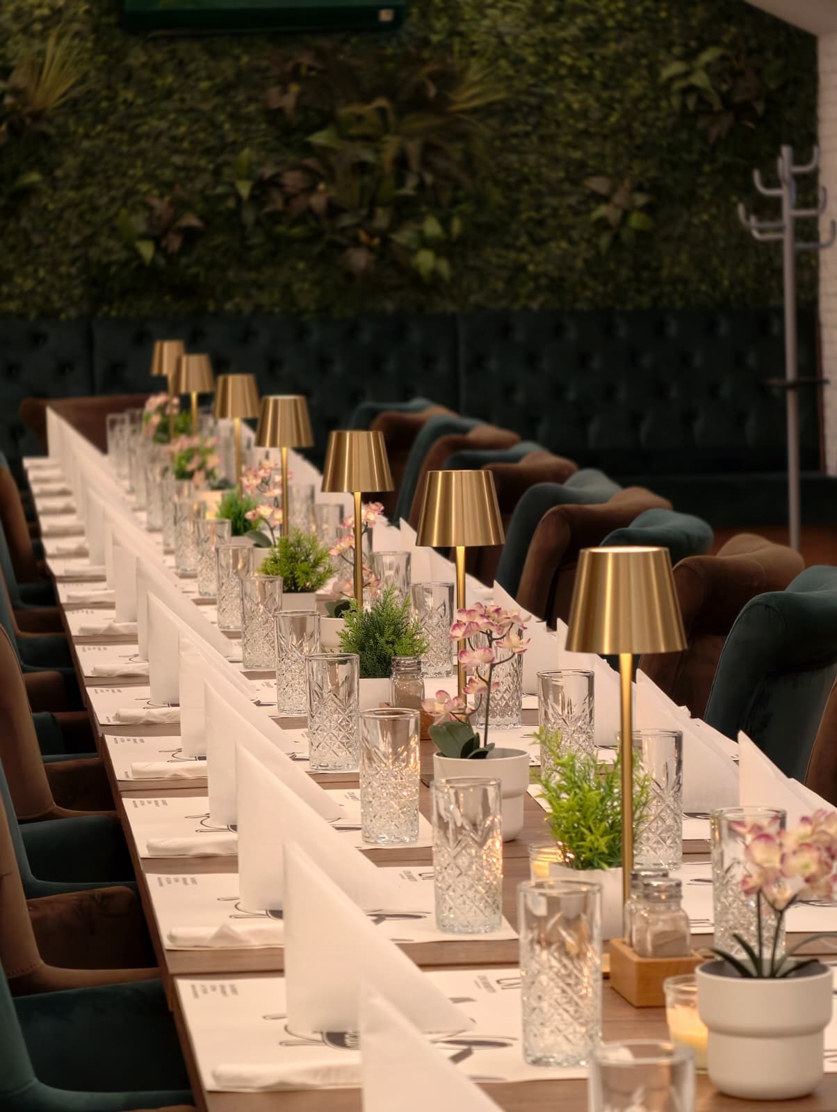 Lange Tafel für ein Firmenevent im Uno Momento Wien