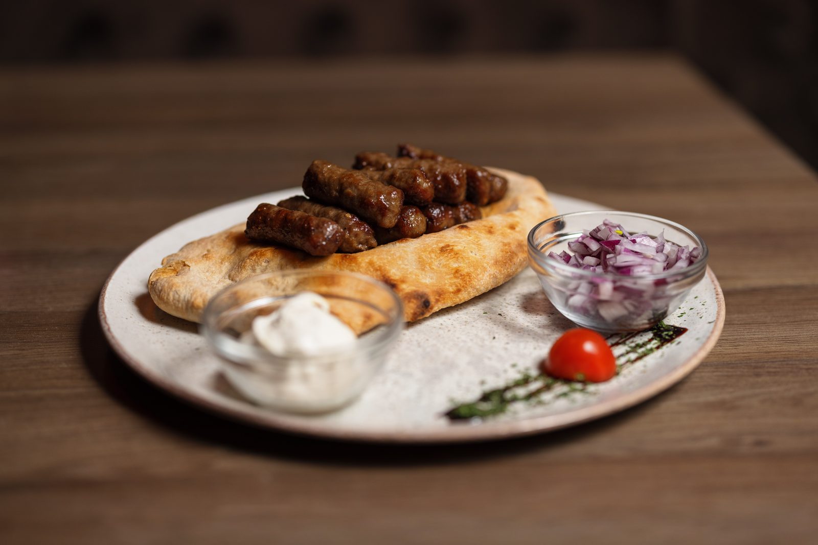 Gegrillter Ćevapi-Teller im Uno Momento