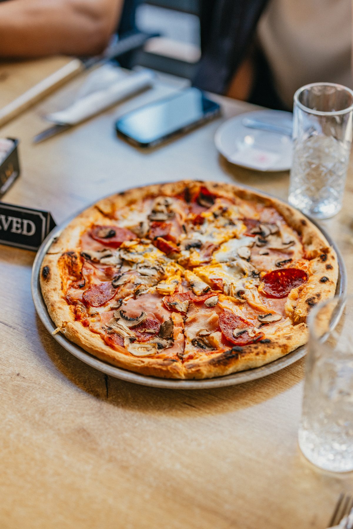 Frisch gebackene Pizza im Uno Momento Wien
